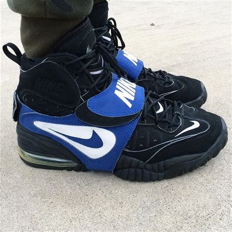 cross strap nike 90s